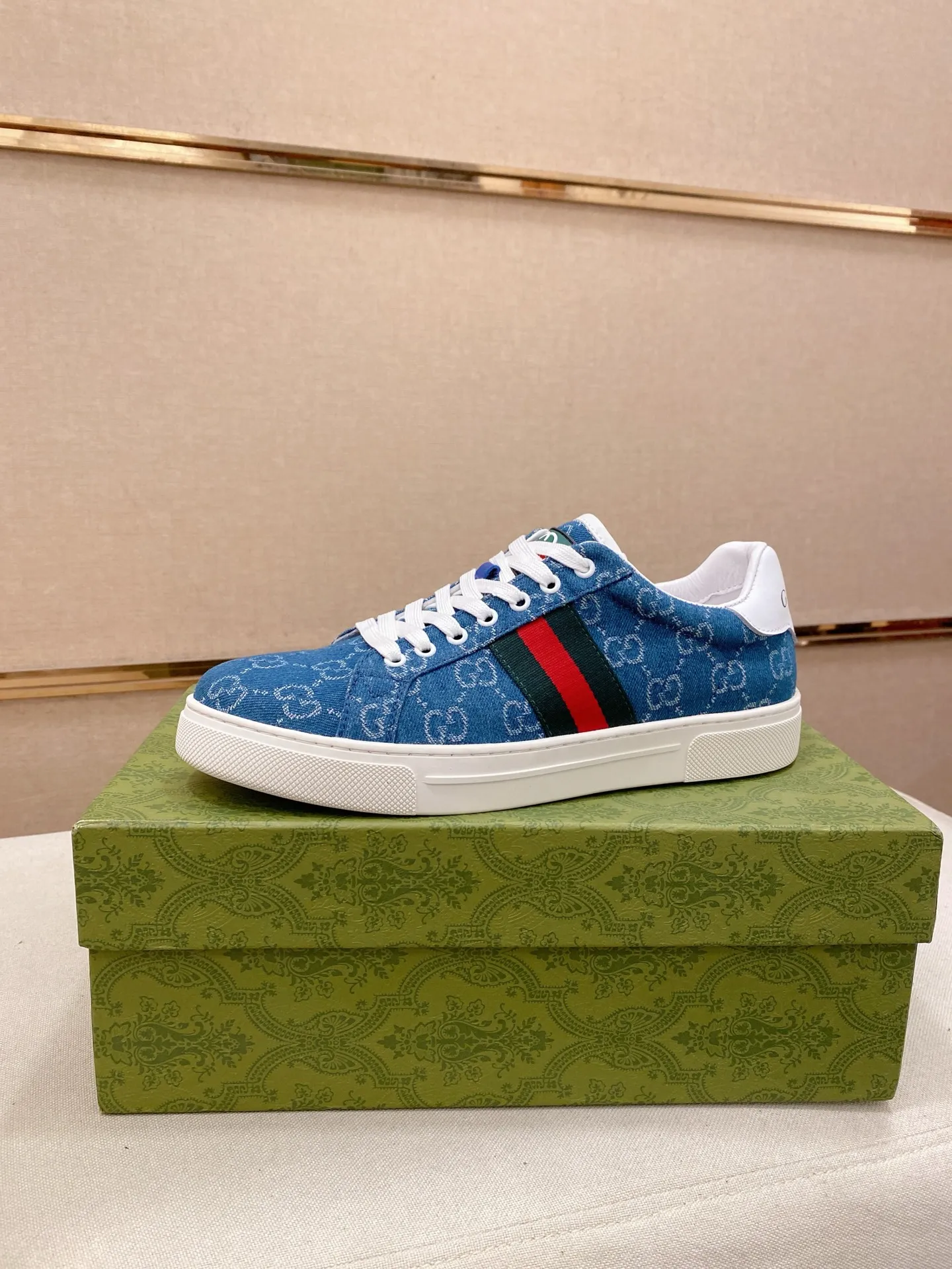 Factory price: 460💰 (GUCCI) The latest model from the official website 🎁🎁Casual and fashionable men's shoes👟, hot style 💥The version is simple and elegant, exclusive for trendy men. Unique official website latest brand elements 👑Gucci original decoration, fashionable and generous, the fabric is original cowhide ✅sheepskin lining, the official website specifies wear-resistant casual outsole, the classic model is taken in kind at the counter🎬38-44 (45 is not returned or exchanged)